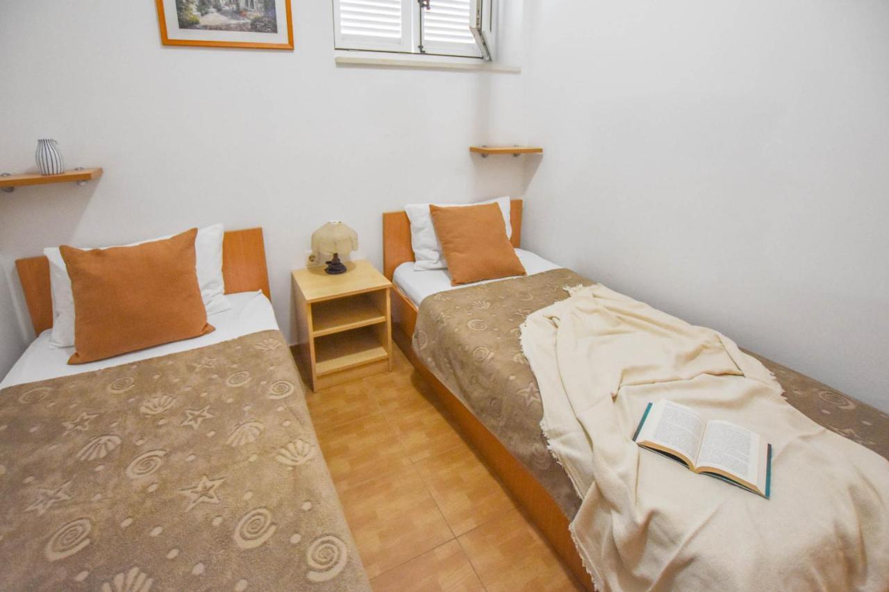 Apartments Flora Pakostane Exterior photo